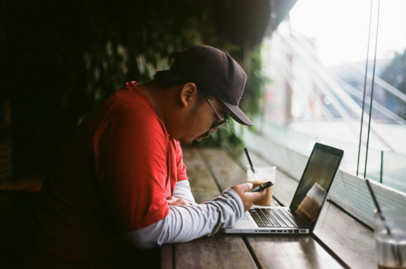 Estudantes trabalhando em projetos de desenvolvimento mobile